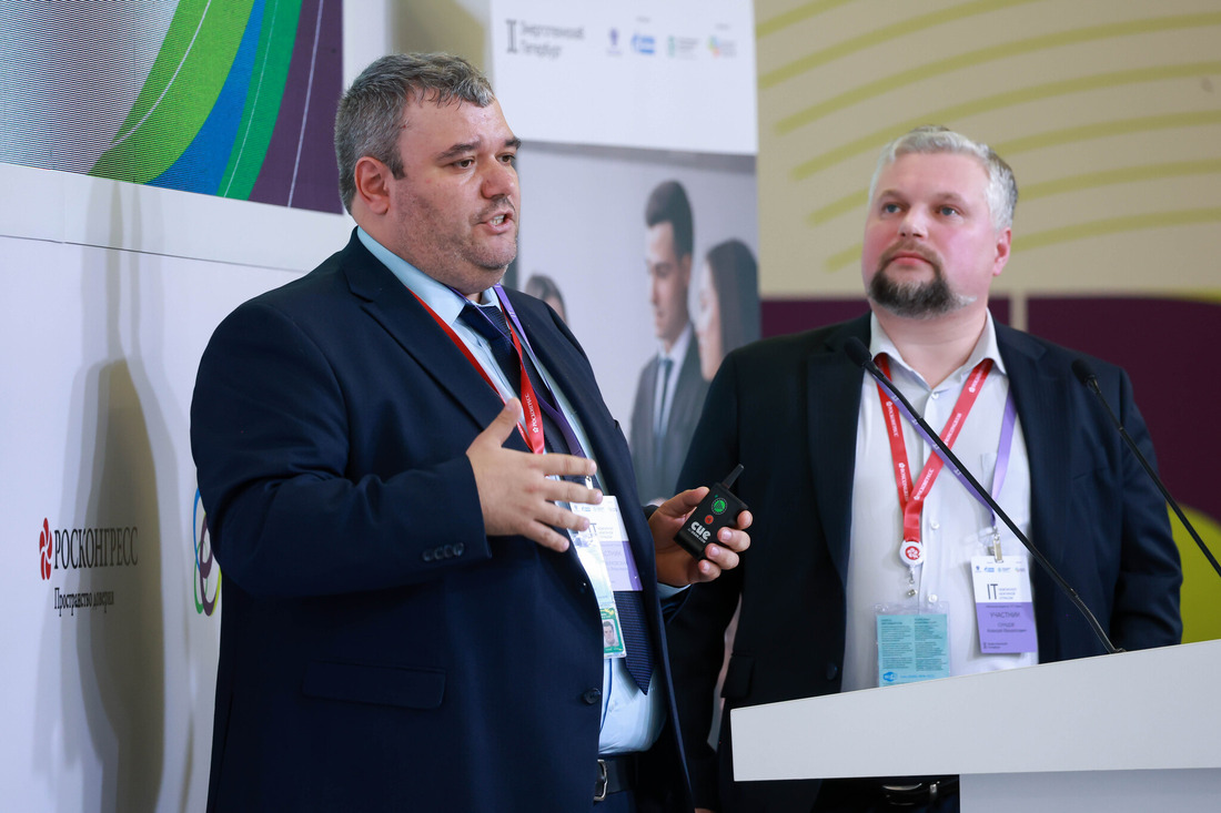Участники команды «Газпром информа» во время презентации