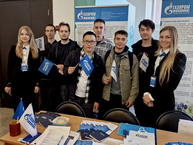 Студенты вуза в Казани у стенда «Газпром информа»