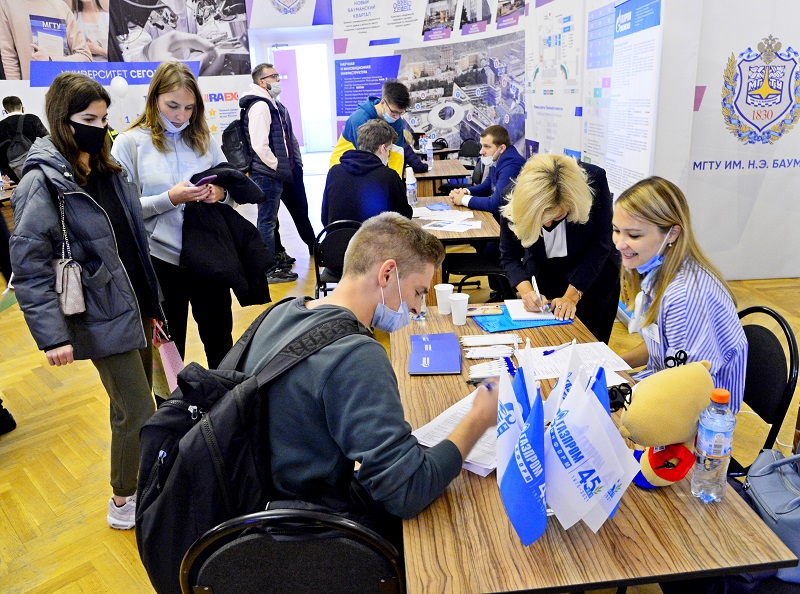 Студенты заполняют анкеты на стенде ООО "Газпром информ"