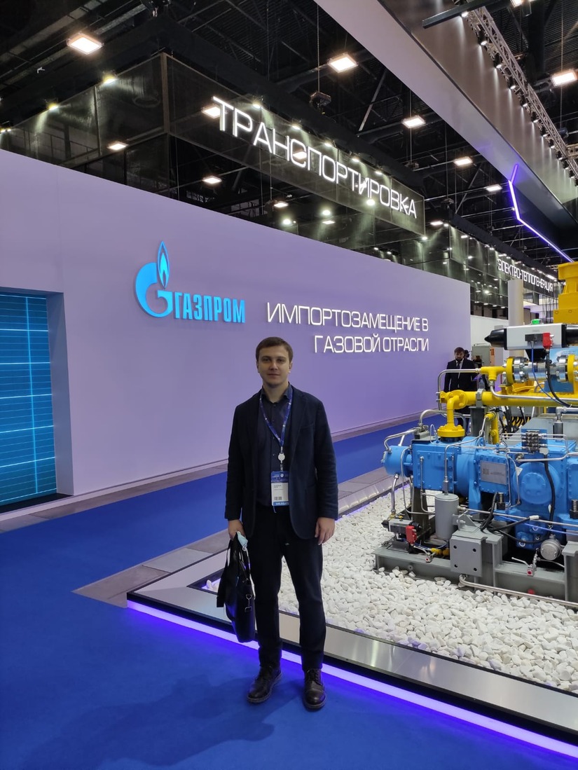 Заместитель генерального директора ООО "Газпром информ" Петр Олексюк у экспозиции «Импортозамещение в газовой отрасли»