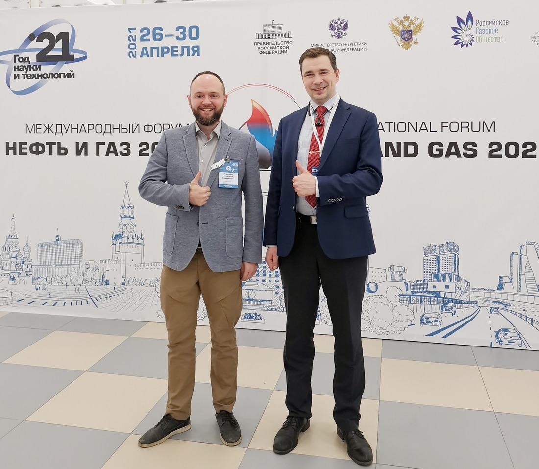Лауреат Александр Ендальцев и эксперт Николай Хоменко на фоне роллапа форума «Нефть и газ-2021».